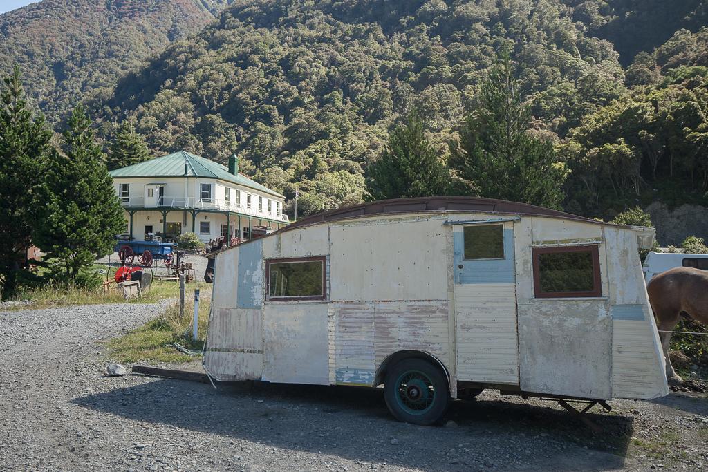 Otira Stagecoach Hotel エクステリア 写真